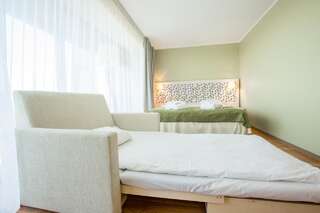 Отель Hotel Jurmala Spa Юрмала Улучшенный двухместный номер с 2 отдельными кроватями, дополнительной кроватью и доступом в спа-центр-1