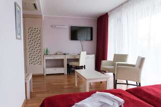 Отель Hotel Jurmala Spa Юрмала Улучшенный двухместный номер с 2 отдельными кроватями, дополнительной кроватью и доступом в спа-центр-3